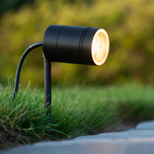 Lucide ARNE-LED - Foco de jardín - Ø 6,3 cm - LED - GU10 - 1x5W 2700K - IP44 - Negro - ambiente 1